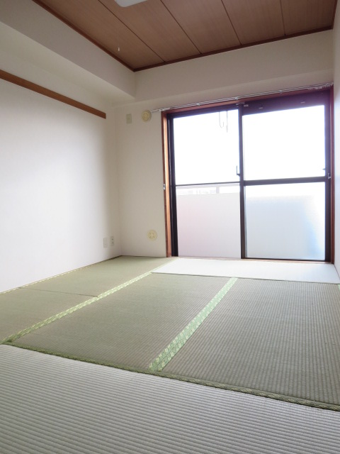 Other room space. 6 Pledge Japanese-style room facing south