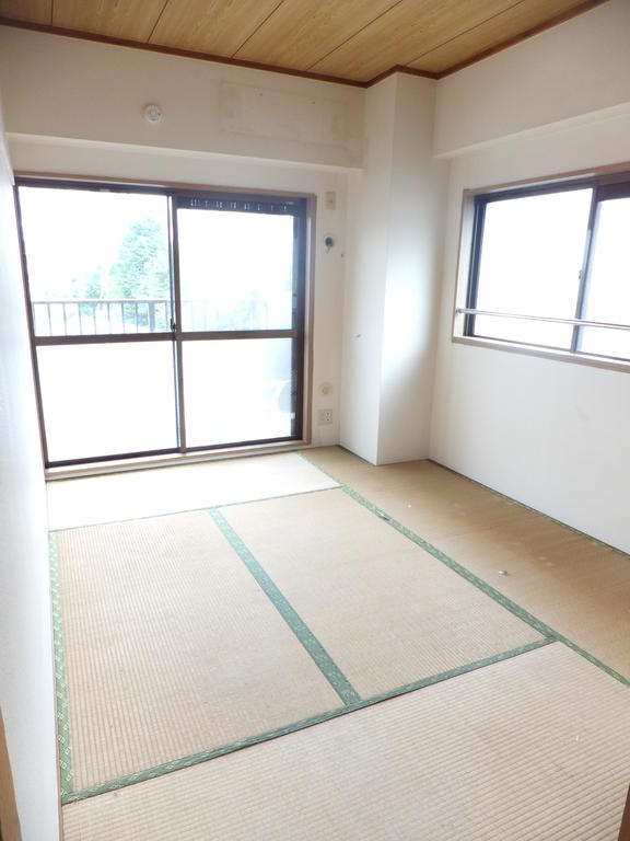 Living and room. With side windows between the Japanese-style room 6 quires