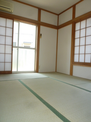 Living and room. I think it is indeed a Japanese-style room if Japanese