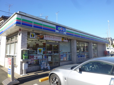 Convenience store. Three F Akanedai entrance store (convenience store) to 628m