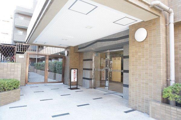 Entrance. Common areas