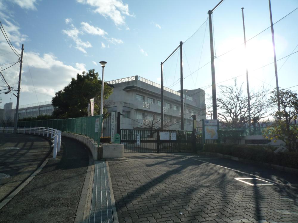 Primary school. 618m to Yokohama Municipal Satsukigaoka Elementary School