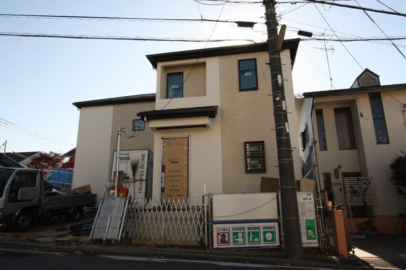 Local appearance photo. Among the Tama Garden City, In particular, it is the introduction of the property of the popular, Aoba-ku area.  Site area is spacious and more than 50 square meters. It is also a good per sun per south slope. Family is a household to happy car space two available parking Property. 