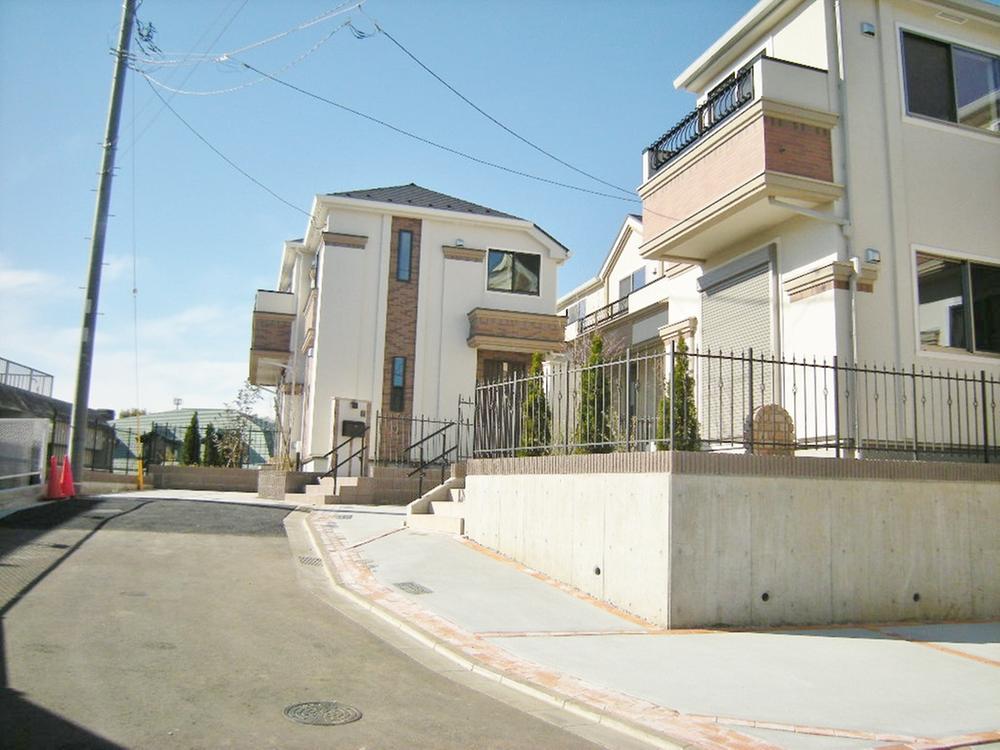 Local photos, including front road. Frontal road