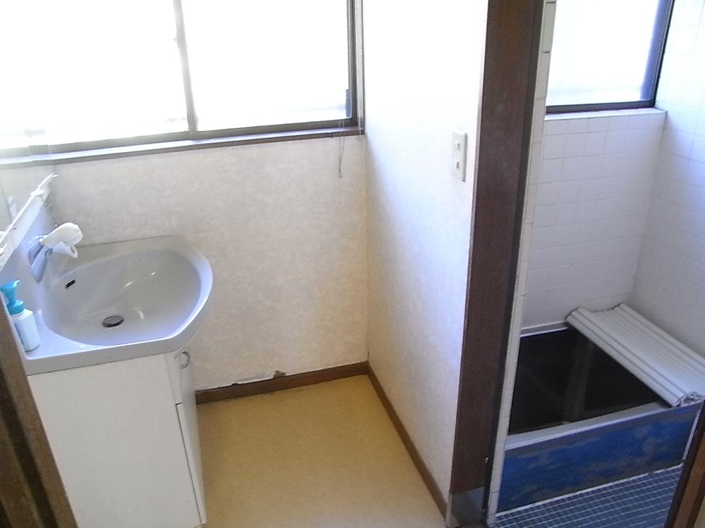 Wash basin, toilet. Washroom