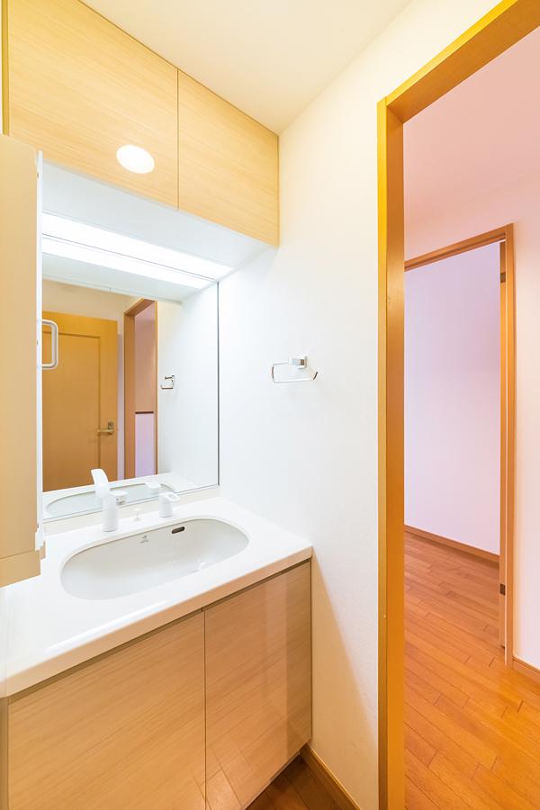 Wash basin, toilet. Wash room can feel the warmth of the wood