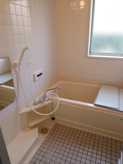 Bath. Add-fired hot water supply. The window is also available bright bathroom. 