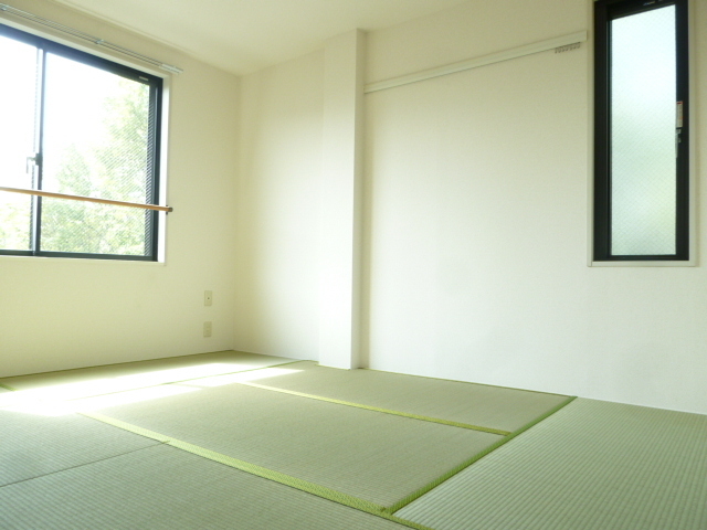 Living and room. Let's spacious in Japanese if Japanese-style room