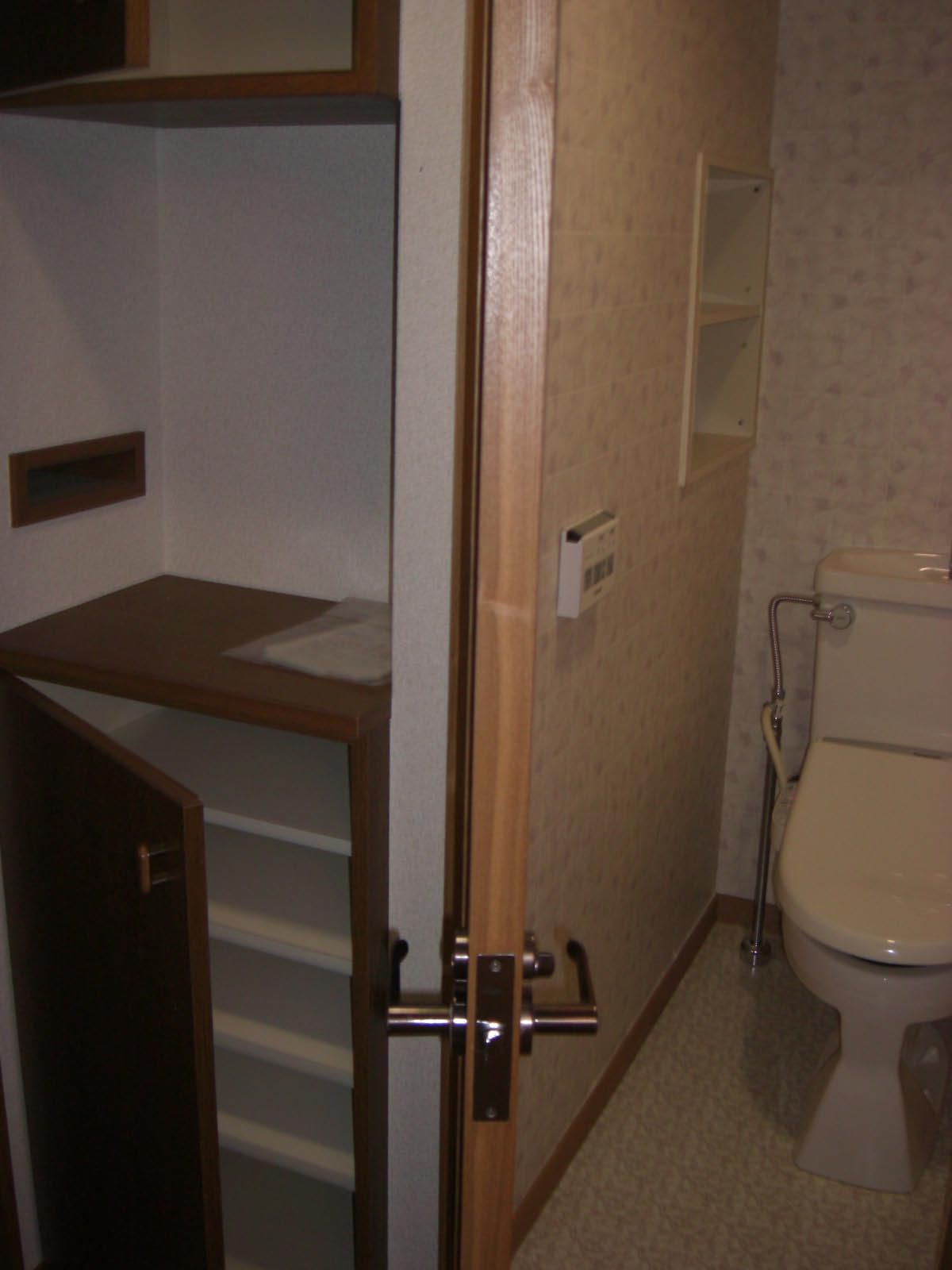 Toilet. toilet ・ Cupboard