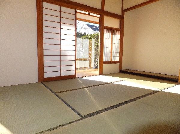 Non-living room. It is a Japanese-style room with a Hiroen. 