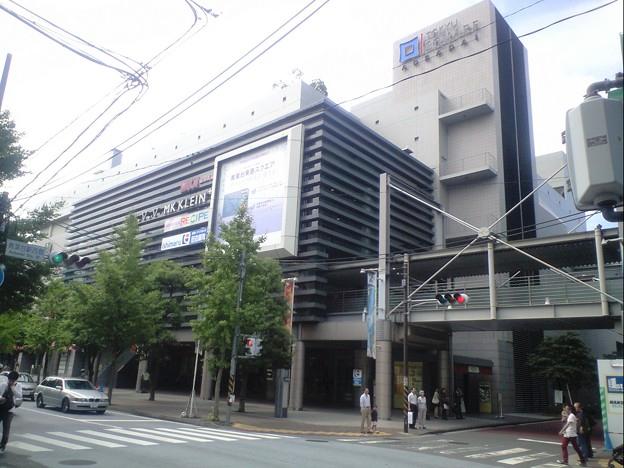 Shopping centre. Aobadai Tokyu Square South1 1344m up to the main building