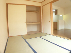 Living and room. There is a Japanese-style room.