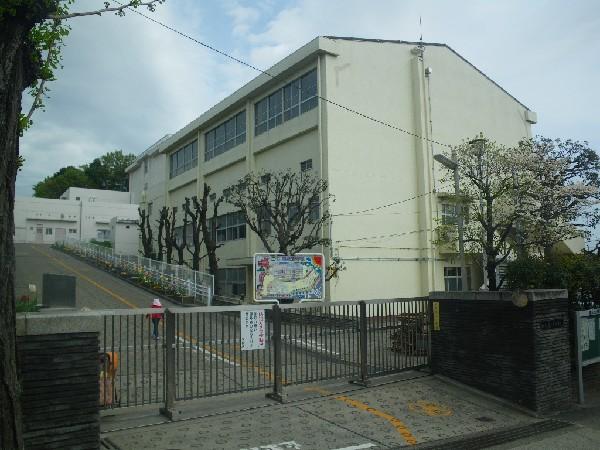 Primary school. Fujigaoka until elementary school 560m