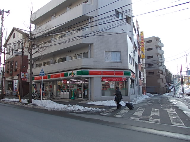 Convenience store. 800m until Thanksgiving (convenience store)