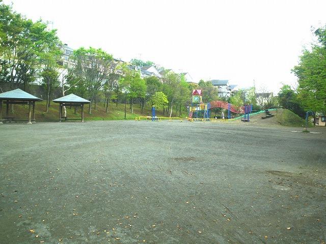 park. 379m to Oba Kayanoki park