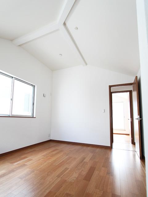 Non-living room. The third floor of the living room is carefree gradient ceiling. There are higher than normal ceiling min, It is designed to be able to spend a more relaxing time.