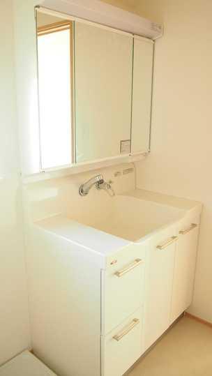 Wash basin, toilet. bathroom