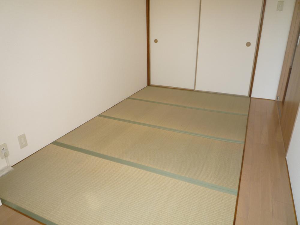 Non-living room. About a 5-quires of Japanese-style room.