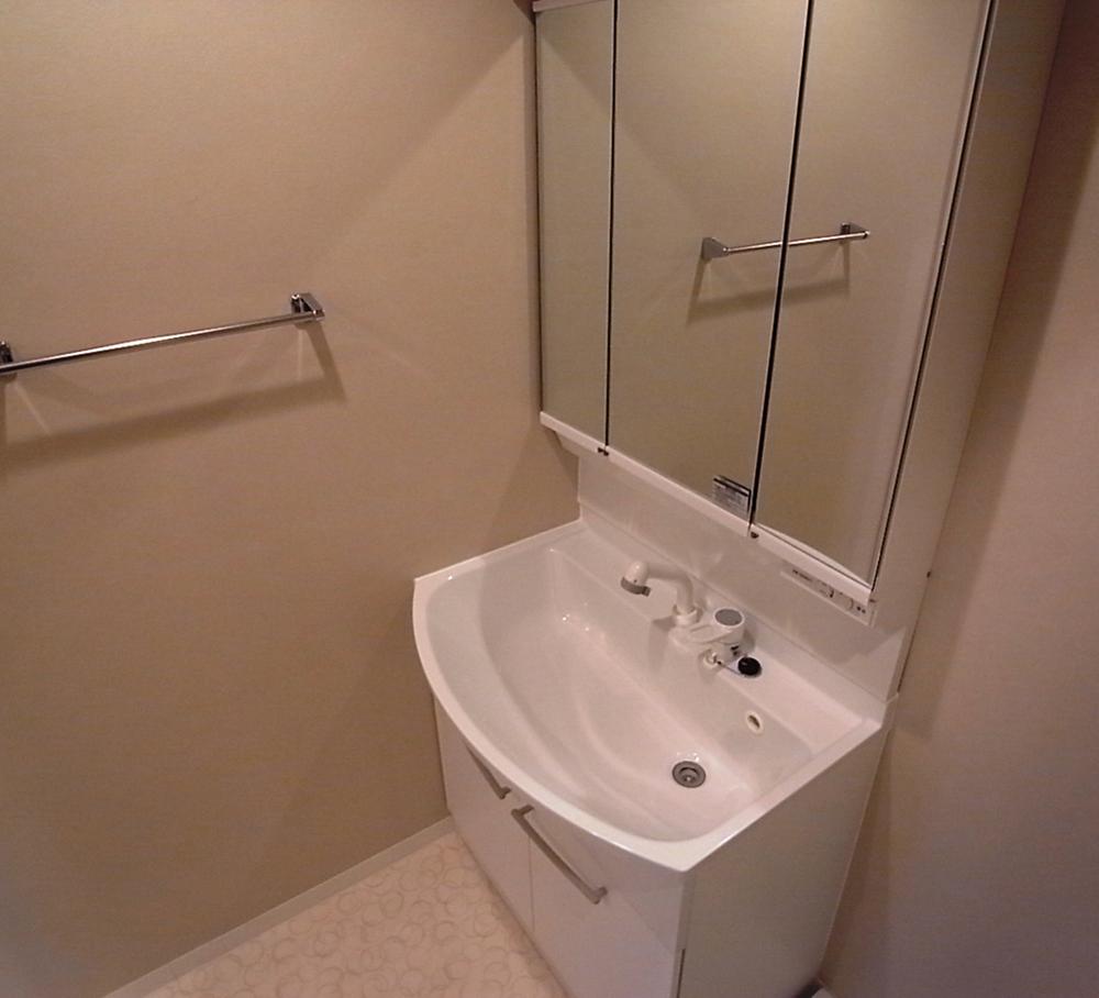 Wash basin, toilet. Indoor (11 May 2013) Shooting