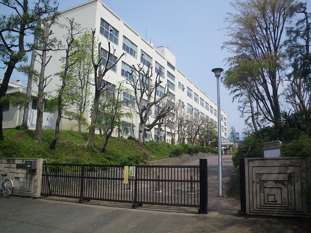 Junior high school. 900m until Yamauchi Junior High School