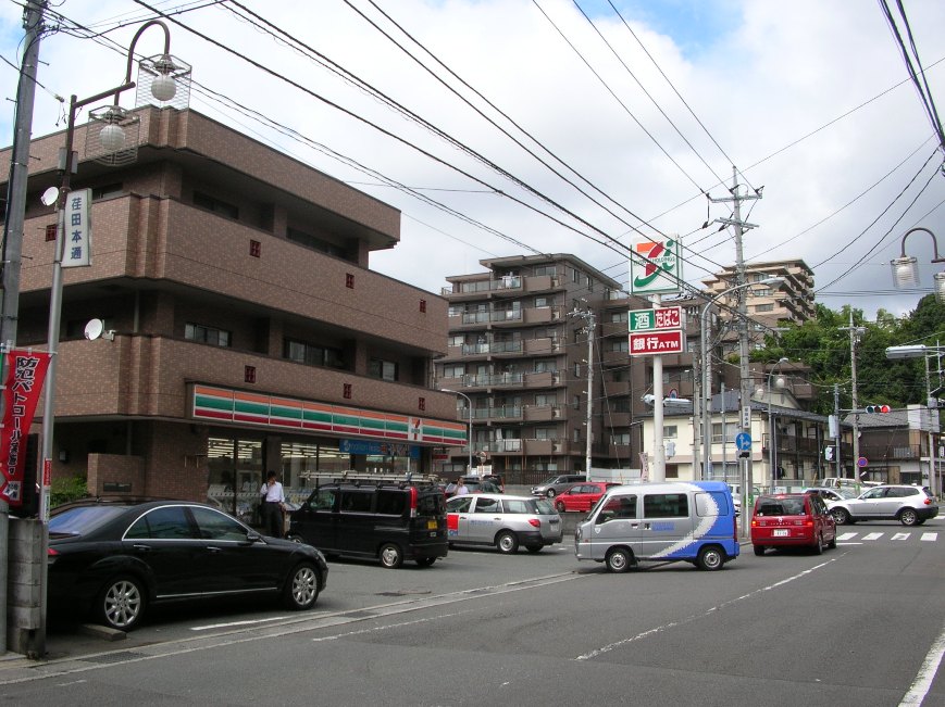 Convenience store. 250m to Seven-Eleven (convenience store)