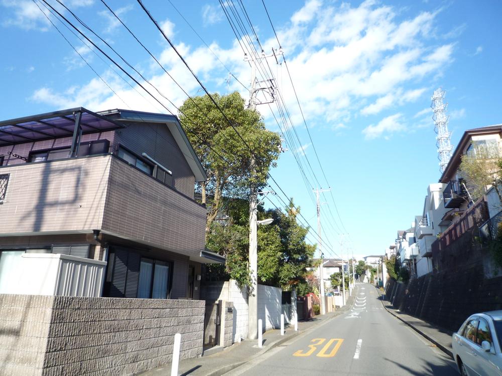 Local photos, including front road. It is a front road. 