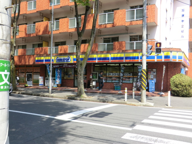 Convenience store. MINISTOP up (convenience store) 194m