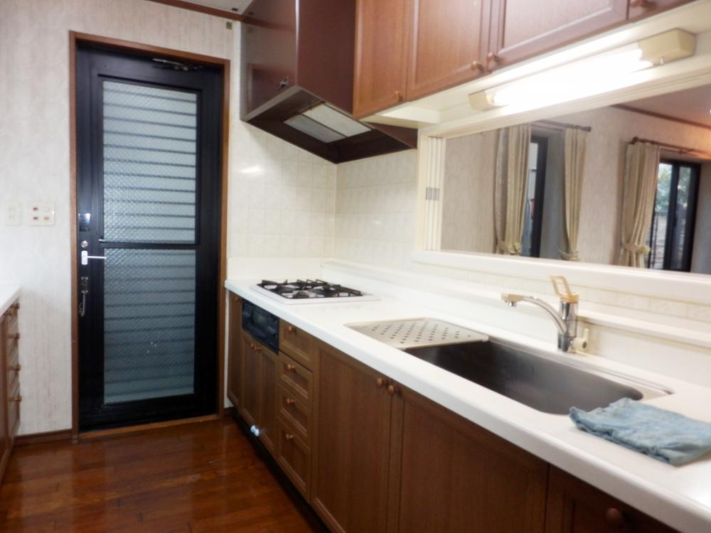 Kitchen. Since the popularity of face-to-face kitchen, While enjoying a conversation in the family can dish (November 2013) Shooting