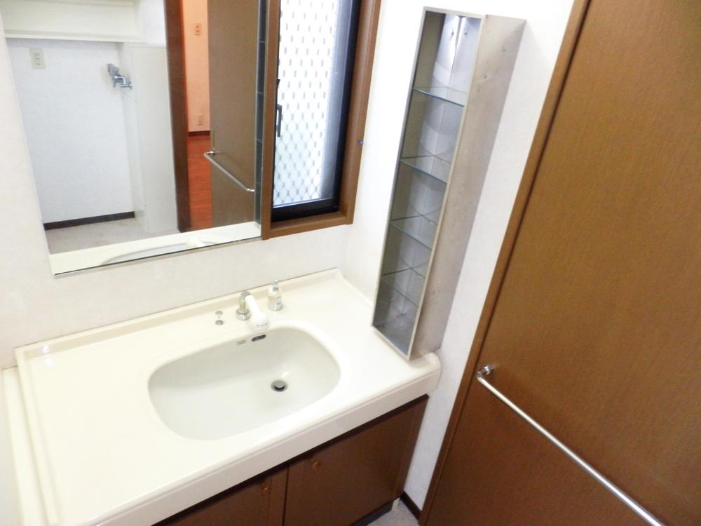 Wash basin, toilet. Washroom (November 2013) Shooting