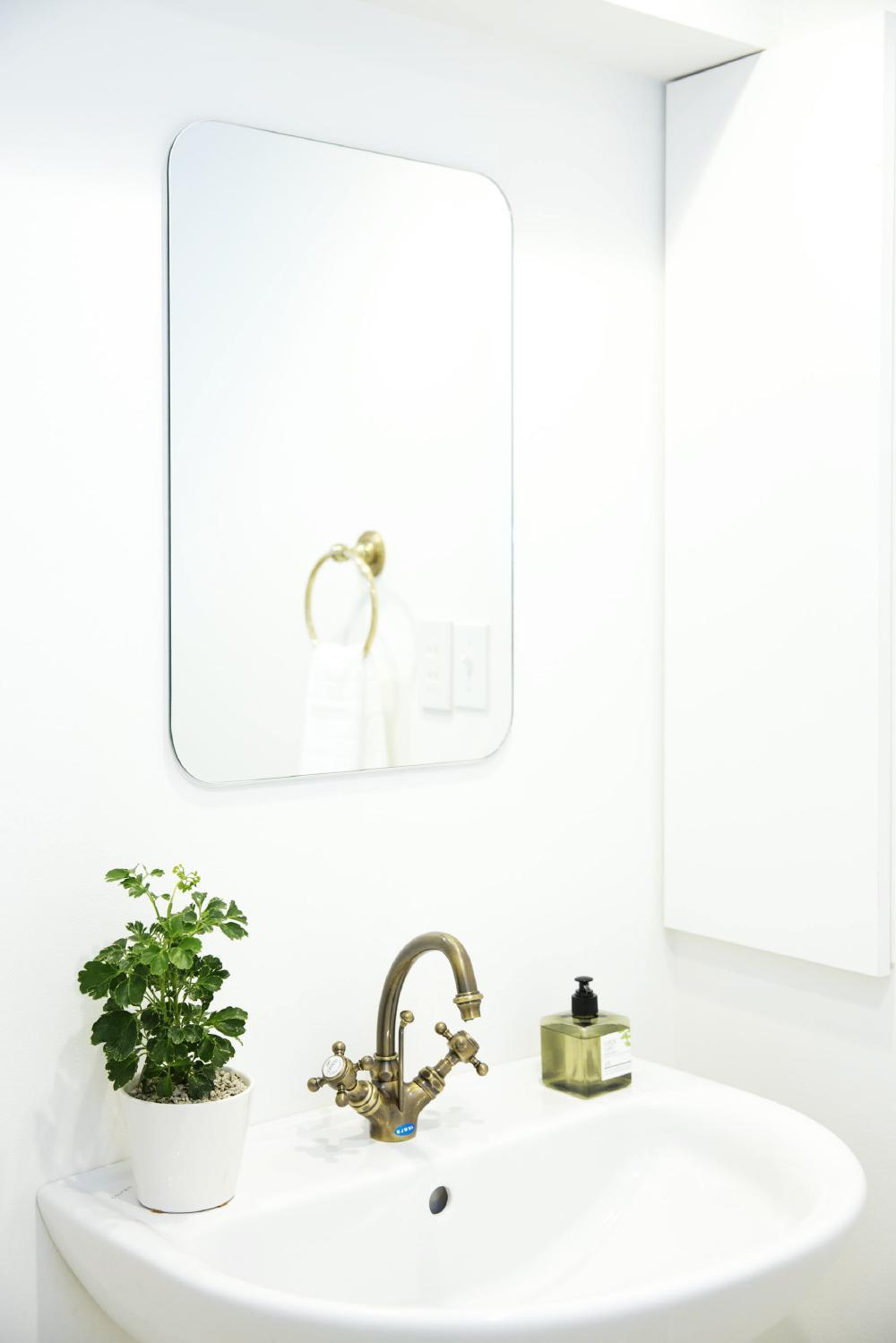 Wash basin, toilet.  □ Apartment- linen cabinet select a wash bowl and faucet commitment also to wash room with a - (style renovation course)