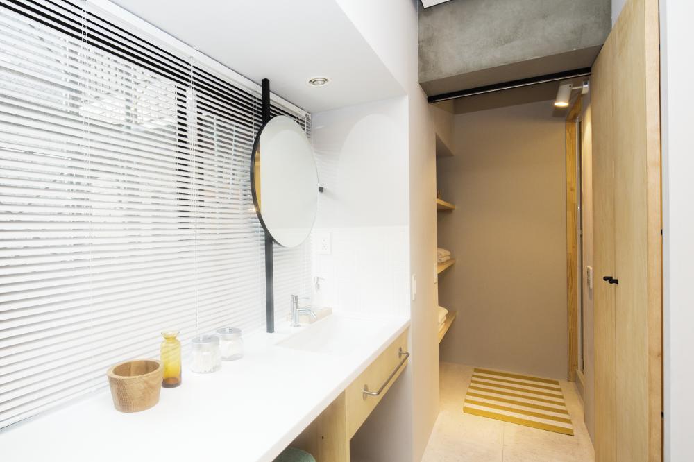 Wash basin, toilet.  ■ seamless- corner feeling good wash basin that take advantage of the dwelling units of the window - (Free Design Course)