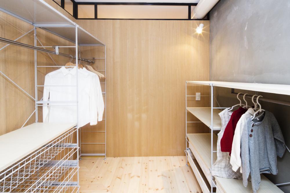 Non-living room.  ■ Large walk-in closet facing the Seamless- window. Can also be used as a bedroom - (Free Design Course)