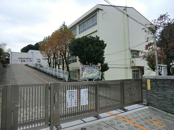 Primary school. Walking distance to 900m Fujigaoka elementary school to Yokohama Municipal Fujigaoka Elementary School! It is close