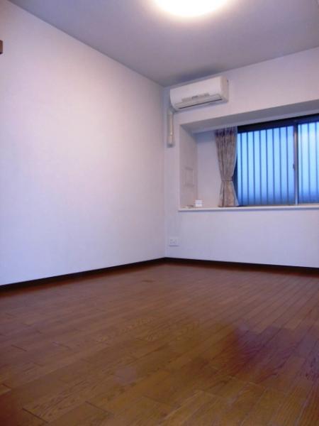 Non-living room. Furniture, etc. are not included in the price