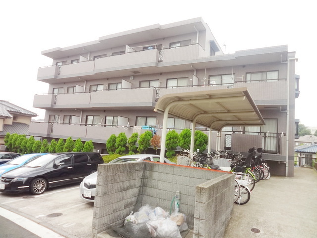 Building appearance. Facing south ・ 4-story apartment