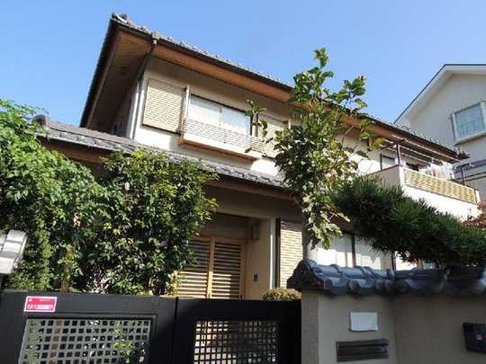 Local appearance photo. Sumitomo Forestry is the construction of the building. 