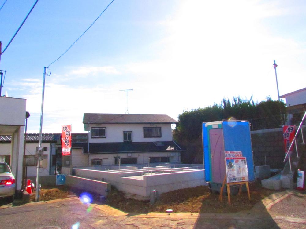 Local photos, including front road. In the address of Chigusadai, Two car spaces reserved.