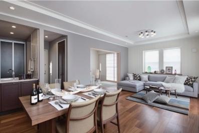 Model house photo. Spacious LDK taste the sense of openness. Beautiful wood and wooden flooring feel the warmth, While to cherish the texture and texture of the material, The floor heating already implemented, such as, Achieve a high livability and comfort. Local (10 May 2013) Shooting