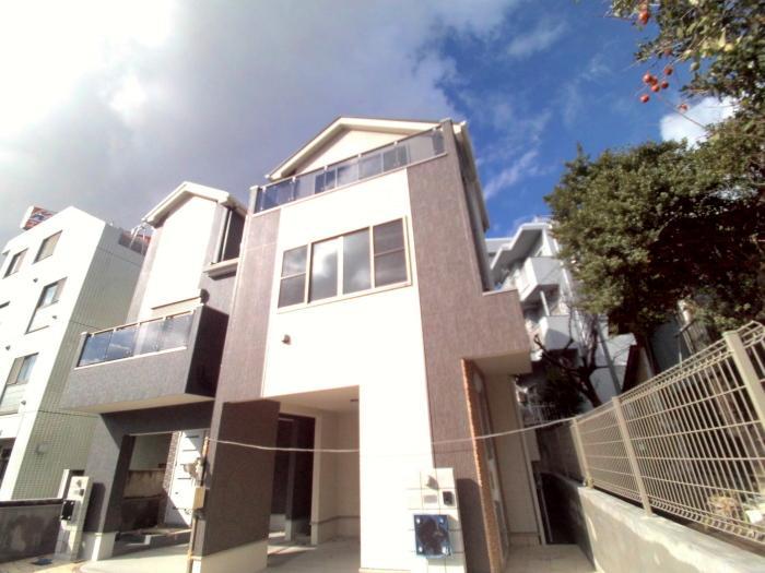 Local appearance photo. Please call up to alpine industry 0800-603-0604 [Toll free]      "It is within walking distance from the popular Azamino Station. Good per sun facing the southeast public roads. Of course, with garage. It is a city gas. "