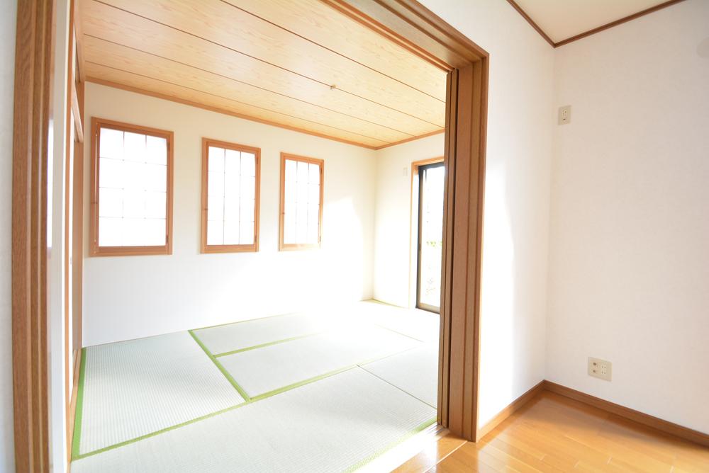 Non-living room. Since the living room next door there is a Japanese-style room, You can also housework while aged children ☆