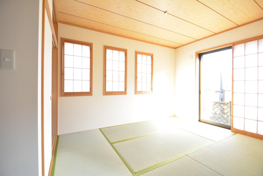 Non-living room. It will calm and there is a Japanese-style room ☆