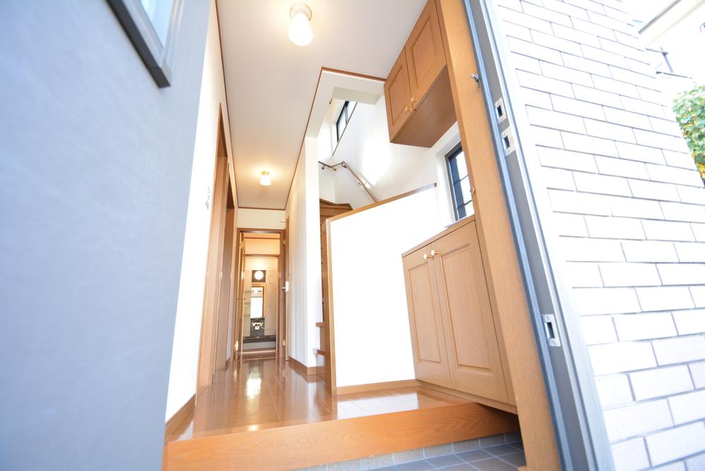 Entrance. Spreads bright rooms opened the front door ☆