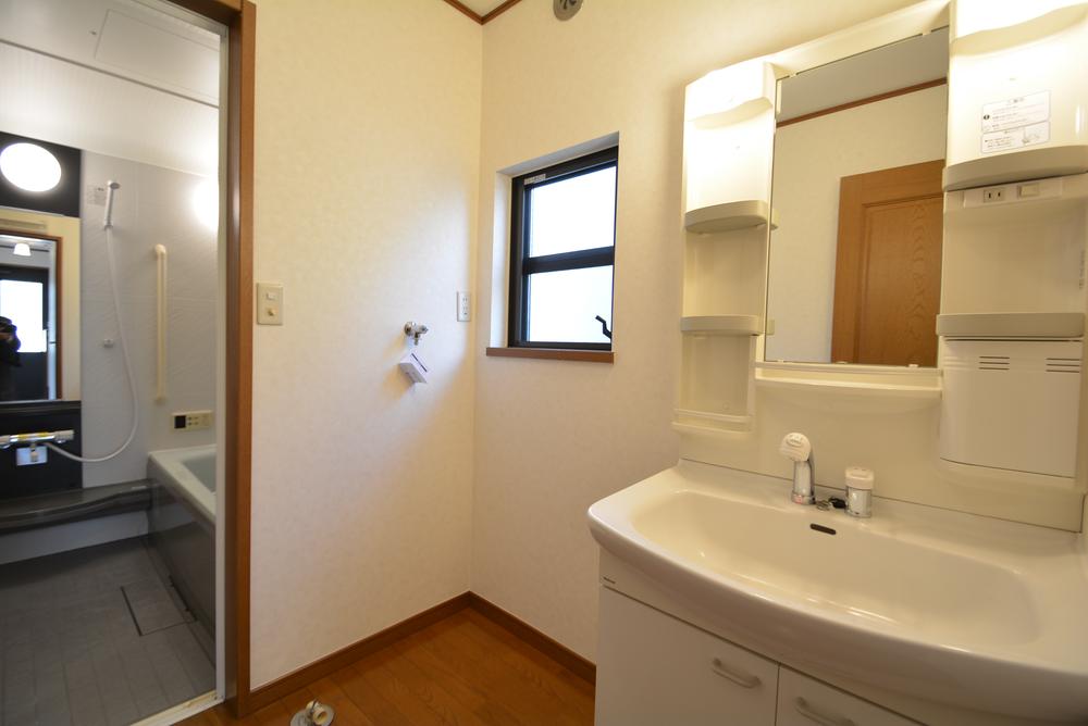 Wash basin, toilet. I water around is also happy with clean ☆