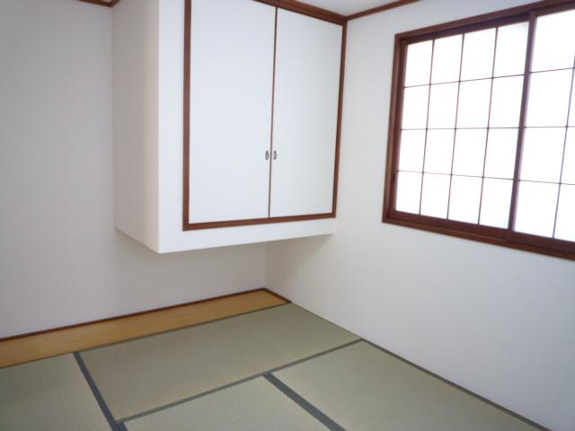 Non-living room. Japanese-style housing is provided with a space at the bottom, Do not get in the way of sleep