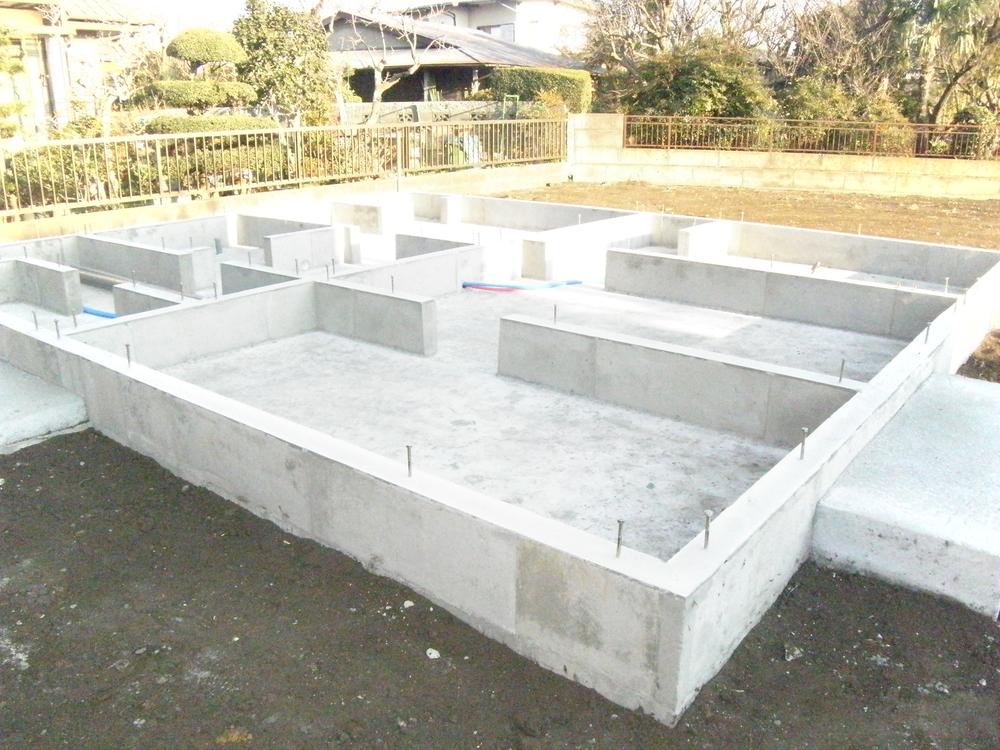 Construction ・ Construction method ・ specification. Solid foundation structure to support the building in the "surface". There is also a difficult features out moisture and insects.