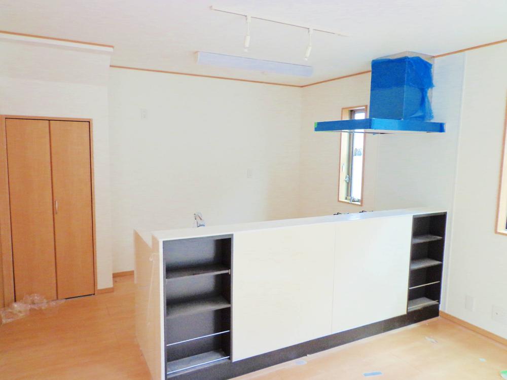 Kitchen. Function with shelf can hold magazines and small face-to-face counter part of the kitchen. Indoor (10 May 2013) Shooting