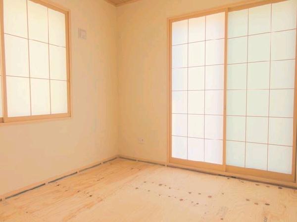 Non-living room. Convenient Japanese-style room that can enter and exit from the front door