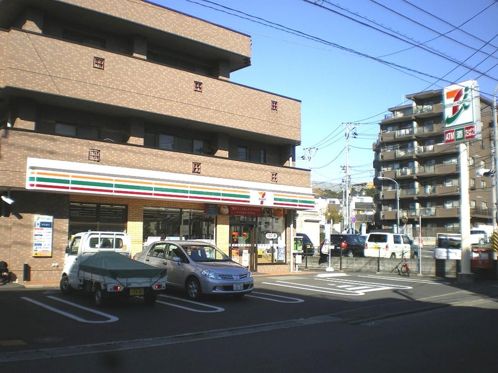 Convenience store. It is convenient and 200m to Seven-Eleven.