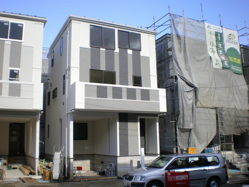 Local appearance photo. Local (12 May 2013) scaffolding of shooting 4 Building was taken.