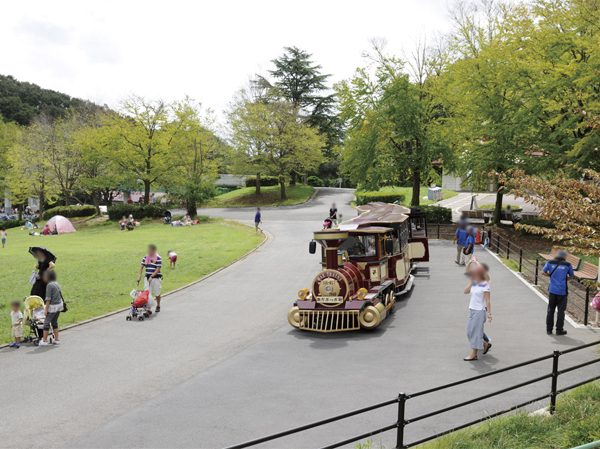 Surrounding environment. Children's World (about 2400m ・ A 30-minute walk)